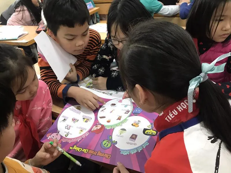 Các em học sinh tìm hiểu các khái niệm cơ bản về tiền theo giáo trình Cha-Ching