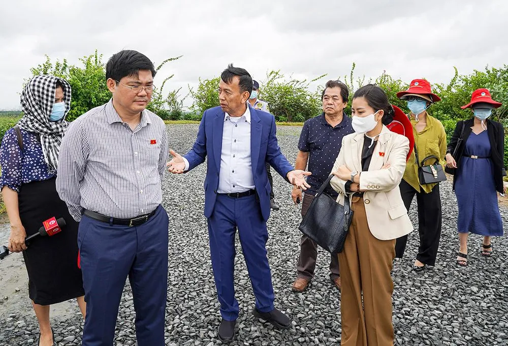 Ông David Dương đang thuyết trình quy trình tiếp nhận rác với ông Nguyễn Tuấn Anh, Phó Chủ nhiệm Ủy ban Khoa học, Công nghệ và Môi trường của Quốc hội, Trưởng đoàn kiểm tra trên đỉnh bãi rác Đa Phước Ông David Dương đang thuyết trình quy trình tiếp nhận rác với ông Nguyễn Tuấn Anh, Phó Chủ nhiệm Ủy ban Khoa học, Công nghệ và Môi trường của Quốc hội, Trưởng đoàn kiểm tra trên đỉnh bãi rác Đa Phước