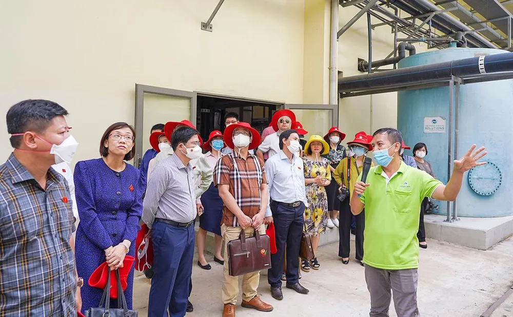 Đoàn kiểm tra tìm hiểu quy trình thu gom và xử lý nước rỉ rác. Đoàn kiểm tra tìm hiểu quy trình thu gom và xử lý nước rỉ rác.