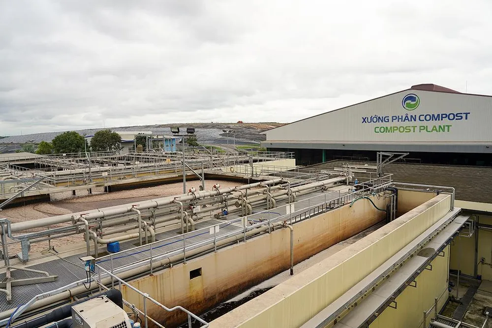 Đoàn kiểm tra tìm hiểu hệ thống bể chứa nước rỉ rác và xưởng phân Compost Đoàn kiểm tra tìm hiểu hệ thống bể chứa nước rỉ rác và xưởng phân Compost