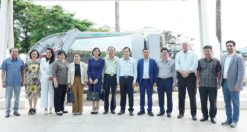 Đoàn kiểm tra chụp hình lưu niệm cùng Ban giám đốc VWS Đoàn kiểm tra chụp hình lưu niệm cùng Ban giám đốc VWS