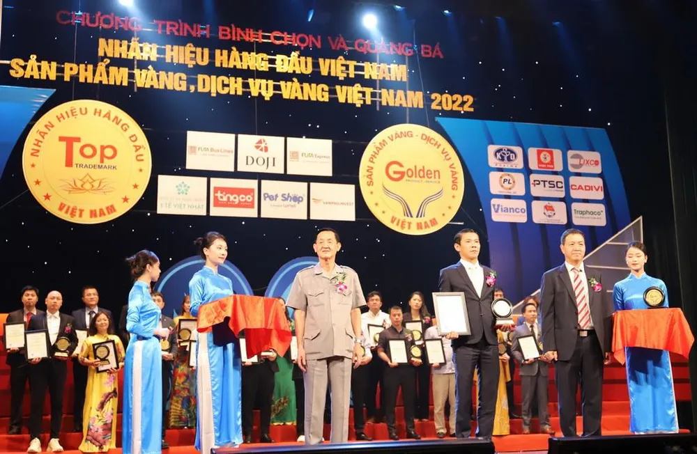 Phương Trang nhận giải “Top 10 Nhãn hiệu hàng đầu và Dịch vụ vàng Việt Nam năm 2022” nhờ có hơn 20 năm phát triển trong lĩnh vực vận tải hành khách và logistics.