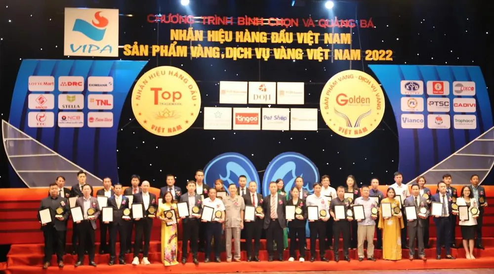 Tập thể các đơn vị nhận danh hiệu &quot;Top 10 Nhãn hiệu hàng đầu và Dịch vụ vàng Việt Nam năm 2022&quot; do Hội Sở hữu Trí tuệ Việt Nam tổ chức.