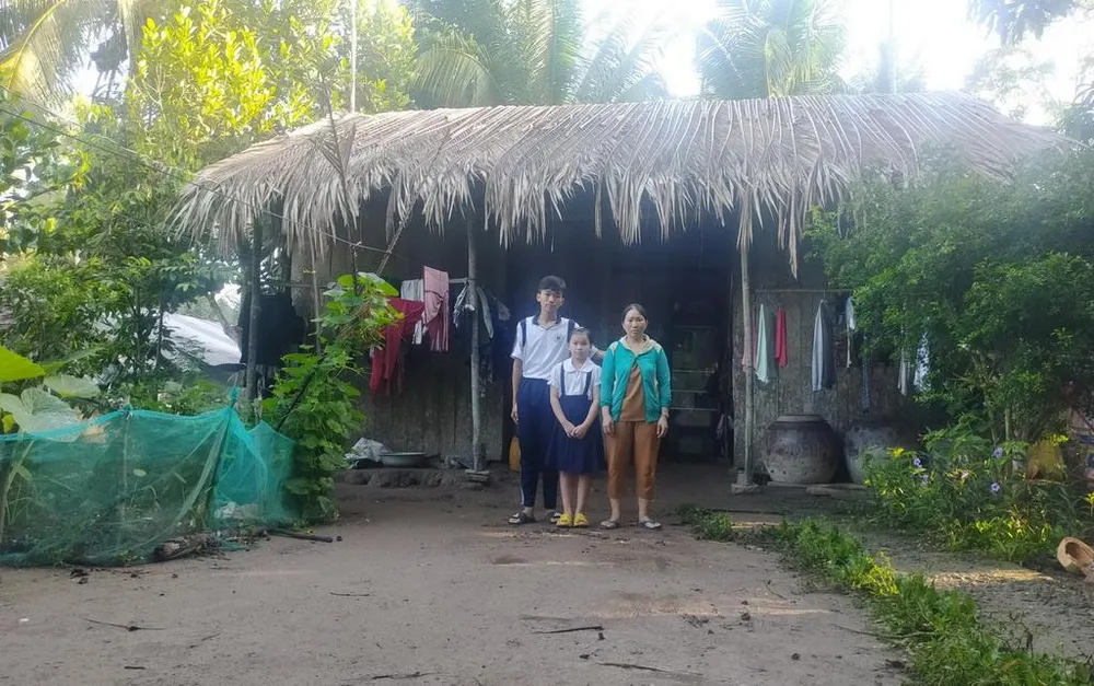 Em T.Q.Đ cùng mẹ và em gái trước căn nhà của gia đình. Em T.Q.Đ cùng mẹ và em gái trước căn nhà của gia đình.