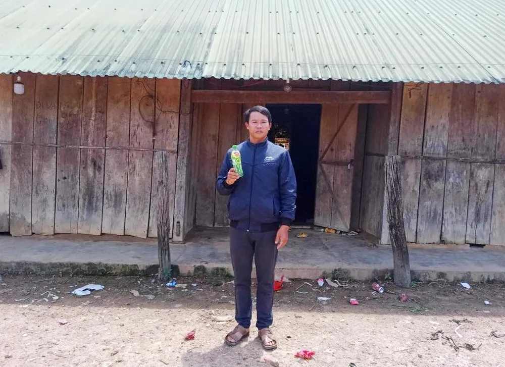 Anh P.T.K trước căn nhà của gia đình hiện nay. Anh P.T.K trước căn nhà của gia đình hiện nay.