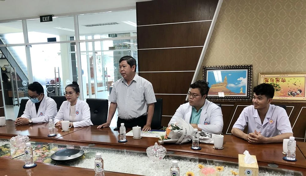 Đại diện Bệnh viện Phục hồi chức năng &amp; Điều trị bệnh nghề nghiệp TP.HCM đáp từ và cám ơn ông David Dương &amp; Quỹ Hỗ trợ cộng đồng David Dương