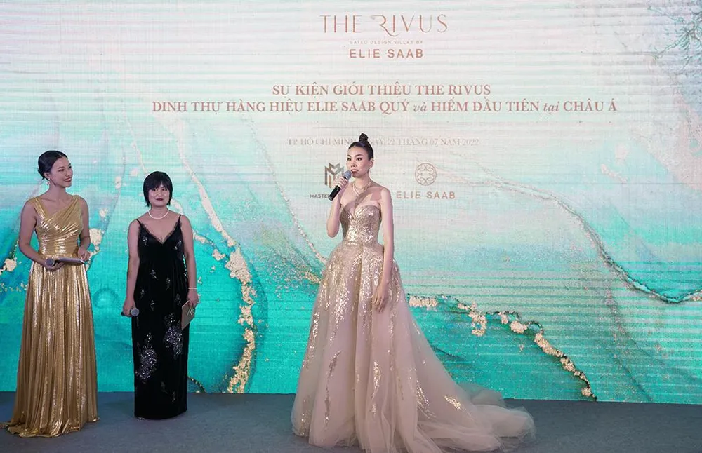 Siêu mẫu Thanh Hằng diện trên mình chiếc đầm dạ hội của ELIE SAAB tại sự kiện giới thiệu dự án The Rivus Siêu mẫu Thanh Hằng diện trên mình chiếc đầm dạ hội của ELIE SAAB tại sự kiện giới thiệu dự án The Rivus