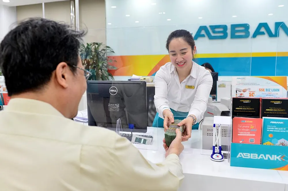 Khách hàng giao dịch tại ABBANK