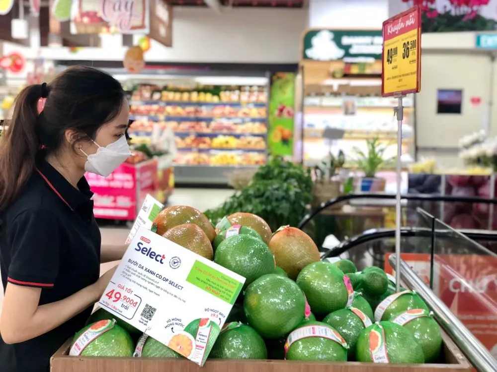 Khách hàng hoàn toàn an tâm về chất lượng của những trái bưởi Co.op Select (Ảnh: TRỌNG NHÂN)