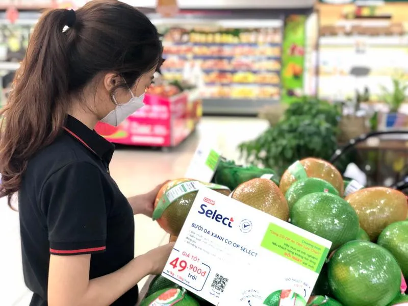Khách hàng hoàn toàn an tâm về chất lượng của những trái bưởi Co.op Select (Ảnh: TRỌNG NHÂN)