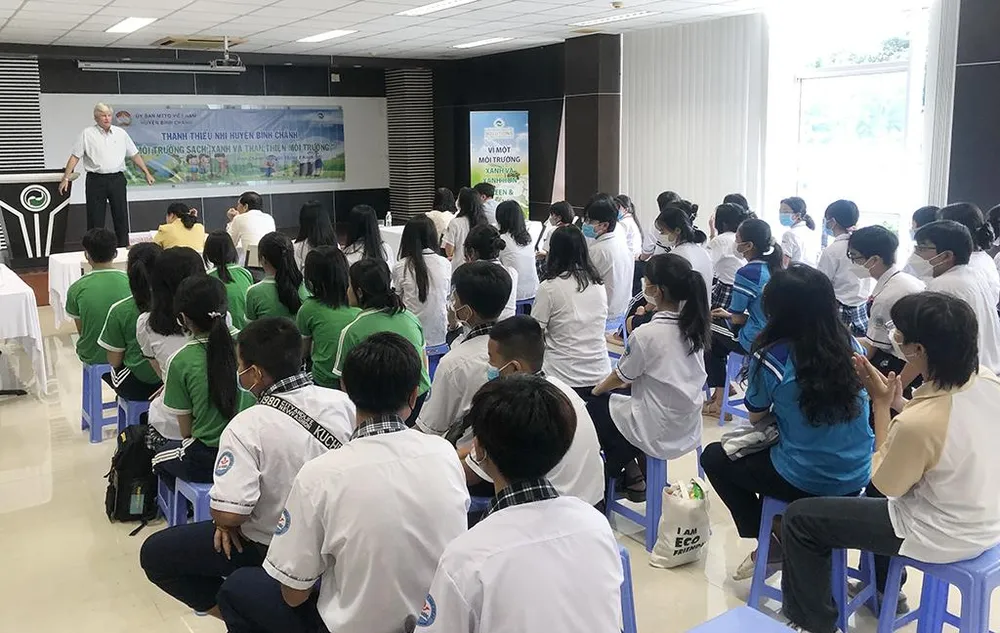 Ông Kevin Moore, GĐ Điều hành trao đổi và giải đáp nhiều thắc mắc của các em học sinh về công tác thu gom và xử lý rác thải tại Khu Liên hợp Xử lý chất thải Đa Phước. Ông Kevin Moore, GĐ Điều hành trao đổi và giải đáp nhiều thắc mắc của các em học sinh về công tác thu gom và xử lý rác thải tại Khu Liên hợp Xử lý chất thải Đa Phước.