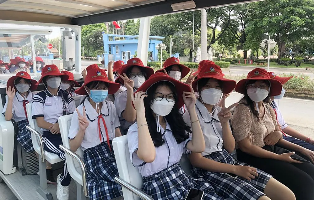 Các em học sinh đi tham quan bãi rác và quy trình xử lý nước rỉ rác trong Khu Liên hợp Xử lý chất thải Đa Phước. Các em học sinh đi tham quan bãi rác và quy trình xử lý nước rỉ rác trong Khu Liên hợp Xử lý chất thải Đa Phước.