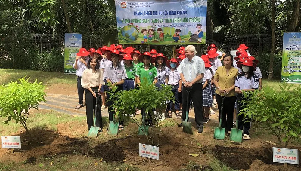 Các em cùng mọi người trồng cây xanh trong Khu Liên hợp Xử lý chất thải Đa Phước. Các em cùng mọi người trồng cây xanh trong Khu Liên hợp Xử lý chất thải Đa Phước.