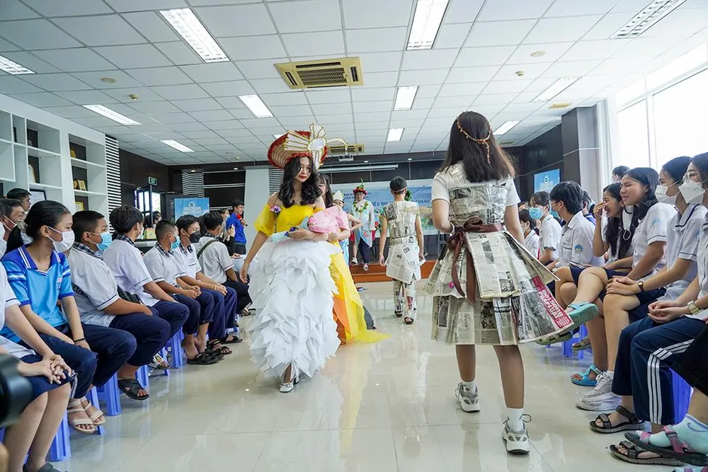 Các em tự sáng tạo và trình diễn bộ sưu tập thời trang được làm từ các vật liệu tái chế. Các em tự sáng tạo và trình diễn bộ sưu tập thời trang được làm từ các vật liệu tái chế.