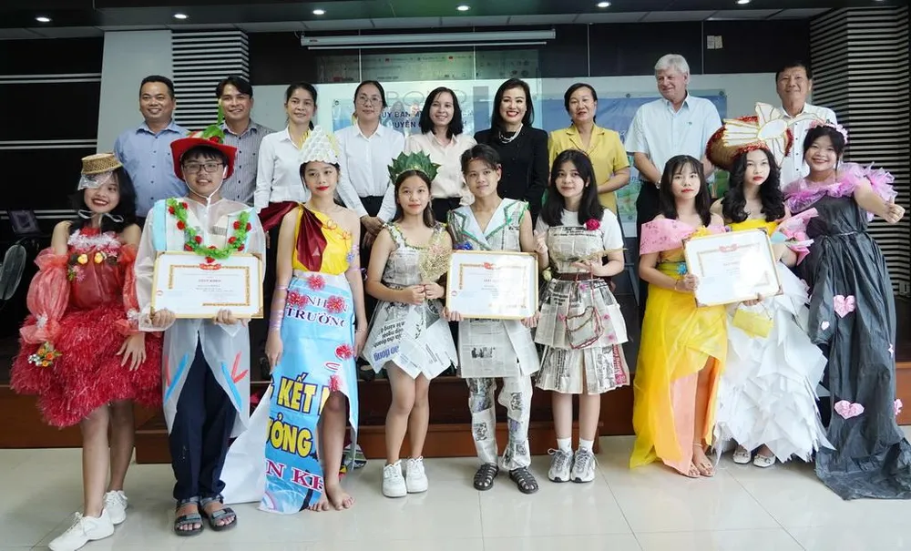 Sau vòng trình diễn vui nhộn, BTC trao thưởng cuộc thi thiết kế thời trang từ vật liệu tái chế. Trong đó, giải Nhất thuộc về Trường PTCS Phong Phú; giải Nhì thuộc về Trường PTCS Đa Phước & giải Ba thuộc về Trường PTCS Qui Đức (lần lượt từ trái sang phải). Sau vòng trình diễn vui nhộn, BTC trao thưởng cuộc thi thiết kế thời trang từ vật liệu tái chế. Trong đó, giải Nhất thuộc về Trường PTCS Phong Phú; giải Nhì thuộc về Trường PTCS Đa Phước & giải Ba thuộc về Trường PTCS Qui Đức (lần lượt từ trái sang phải).