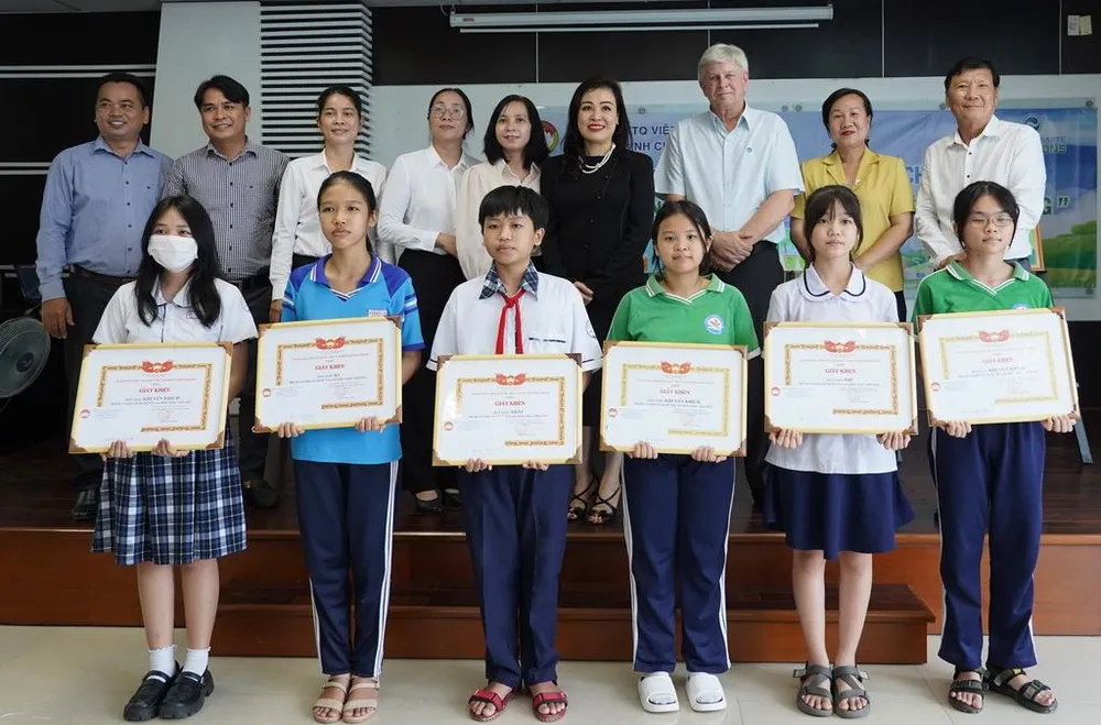 Giải Nhất cuộc thi vẽ tranh bảo vệ môi trường được trao cho học sinh Trường PTCS Qui Đức (học sinh nam, đứng giữa). Ngoài ra, BTC còn trao giải Nhì, giải Ba và 3 giải khuyến khích cho các em. Giải Nhất cuộc thi vẽ tranh bảo vệ môi trường được trao cho học sinh Trường PTCS Qui Đức (học sinh nam, đứng giữa). Ngoài ra, BTC còn trao giải Nhì, giải Ba và 3 giải khuyến khích cho các em.