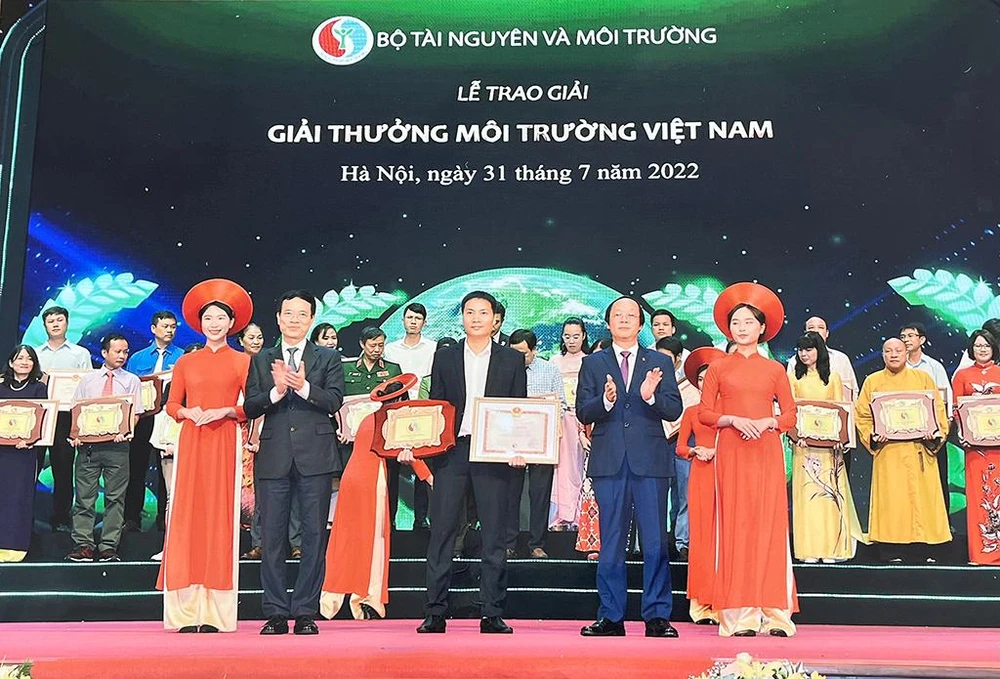 Đại diện Trang trại bò sữa Vinamilk Đà Lạt và các tổ chức, cá nhân đạt thành tích xuất sắc tại Giải thưởng Môi trường Việt Nam