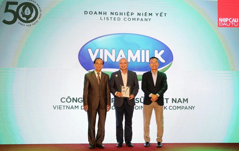 Ông Trịnh Quốc Dũng, Giám đốc Điều hành Vinamilk (Khối Phát triển vùng nguyên liệu) đại diện nhận giải thưởng Top 50 CSA