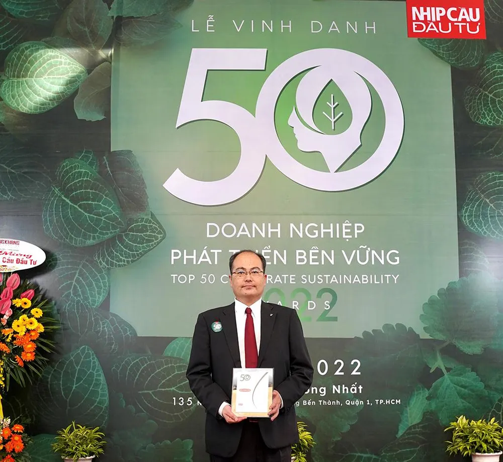 Đại diện Dai-ichi Life Việt Nam nhận giải thưởng