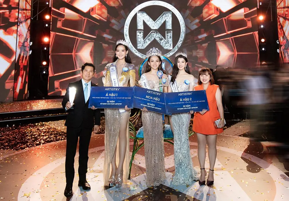 Đại diện thương hiệu Artistry - Đơn vị chăm sóc sắc đẹp chính thức Miss World Việt Nam 2022 trao phần tài trợ cho Top 3 đương kim Hoa Hậu & Á hậu. Đại diện thương hiệu Artistry - Đơn vị chăm sóc sắc đẹp chính thức Miss World Việt Nam 2022 trao phần tài trợ cho Top 3 đương kim Hoa Hậu & Á hậu.