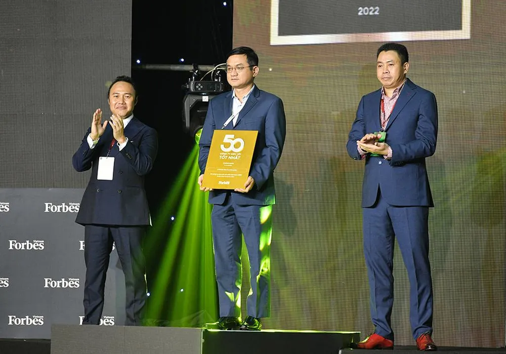 Ông Nguyễn Quang Trí – Giám đốc Điều hành Marketing của Vinamilk đại diện nhận giải thưởng Top 50 công ty niêm yết tốt nhất Việt Nam 2021 từ Forbes Việt Nam