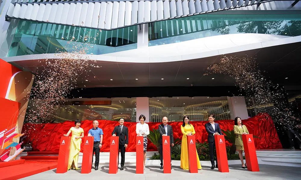 Cắt băng khai trương Amway Center tọa lạc tại 410B-C-D Nguyễn Thị Minh Khai, quận 3.