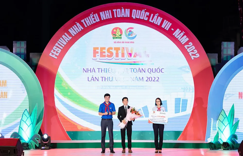 Amway Việt Nam trao tặng 1 tỷ đồng cho Thành Đoàn, Hội đồng Đội TP.HCM.