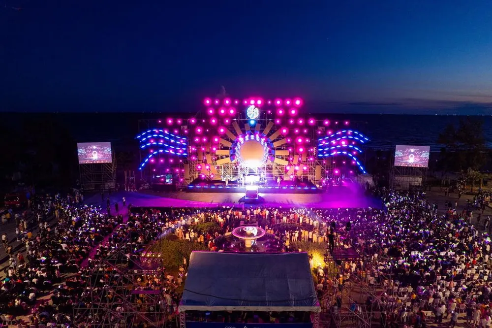 19 giờ, không khí tại sân khấu đã nóng hơn bao giờ hết. Tất cả khán giả đều không thể ngồi yên trước những bản nhạc sôi động được trình diễn bởi hai DJ tài năng tài năng. Sân khấu thật sự bùng nổ khi các nghệ sĩ bắt đầu trình diễn những bản hit đình đám của mình. Âm thanh, ánh sáng hòa cùng âm nhạc khiến hàng ngàn khán giả phải đứng lên cổ vũ và reo hò theo từng bước nhảy của ca sĩ trên sân khấu.