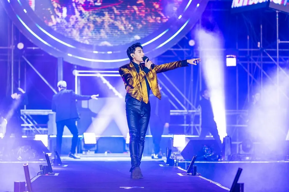 Chàng ca sĩ điển trai Isaac cũng không kém cạnh khi “đốn tim&quot; hàng ngàn fan nữ với giọng ca ngọt ngào. Anh chàng đã thể hiện cùng lúc ba nhạc phẩm “hot hit&quot; là Mr, Right, Ngồi yên anh sang ngay và liên khúc Nơi anh không thuộc về &amp; Hai cô tiên để chiêu đãi khán giả.