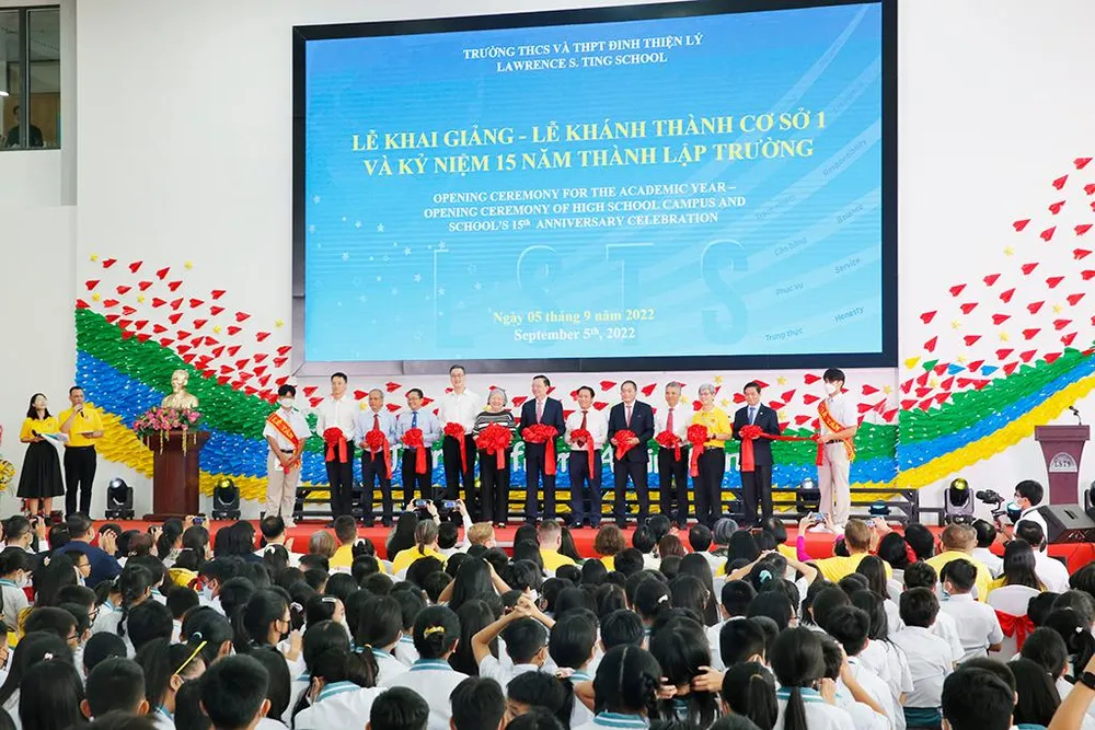 Ban lãnh đạo trường và khách mời cắt băng khánh thành Cơ sở 1 Trường Đinh Thiện Lý.