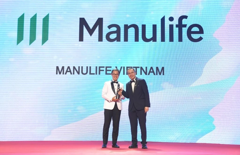 Ông Sang Lee (trái) Tổng Giám đốc Manulife Việt Nam nhận cúp vinh danh từ ban tổ chức.
