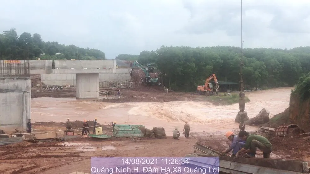 Một trong rất nhiều địa hình phức tạp mà cao tốc đi qua