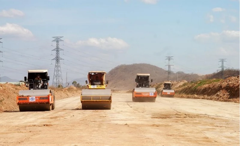 Giao chéo đường dây 500kV Vĩnh Tân - Sông Mây với đoạn cao tốc Vĩnh Hảo - Phan Thiết.