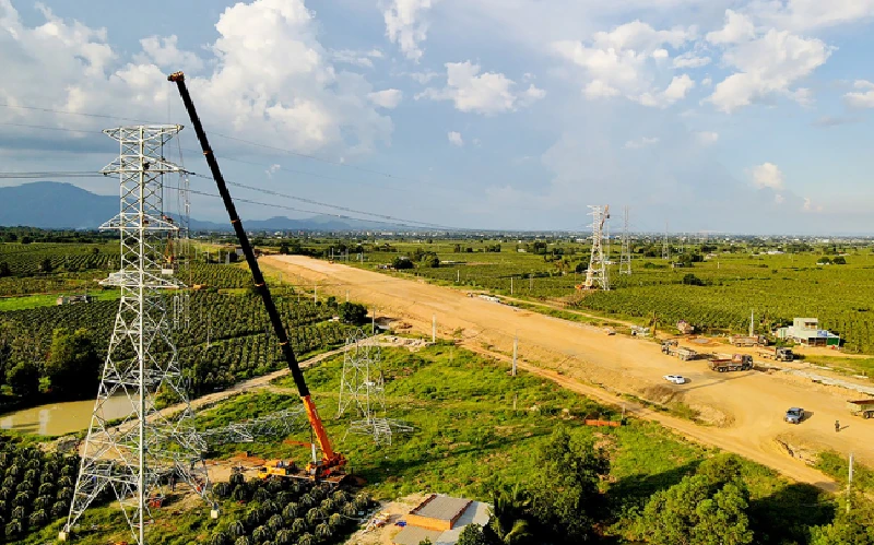 Thi công đường dây 220kV Phan Thiết - Hàm Tân, phục vụ dự án cao tốc Bắc – Nam.