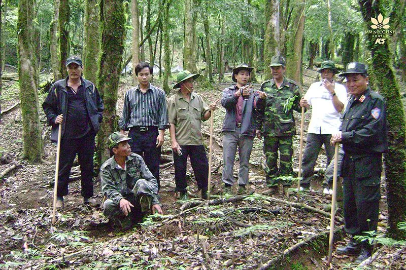 Ông Đào Xuân Quí và thiếu tướng Lê Duy Hải cùng các lãnh đạo ghé thăm vườn sâm K5 năm 2011.
