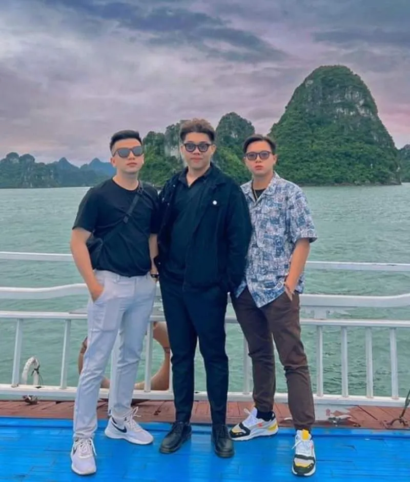 Anh em chí cốt của Nguyễn Thành Thuận đến từ TP.HCM với dáng người khá giống nhau, gương mặt cũng có nét tương đồng, nếu nói là 3 anh em ruột thì “giang cư mận” cũng tin.