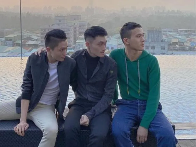 Dù không cùng huyết thống nhưng nhóm bạn của Huỳnh Đức Phú đến từ Bình Dương gây ấn tượng bởi gương mặt giống nhau với sống mũi thẳng.