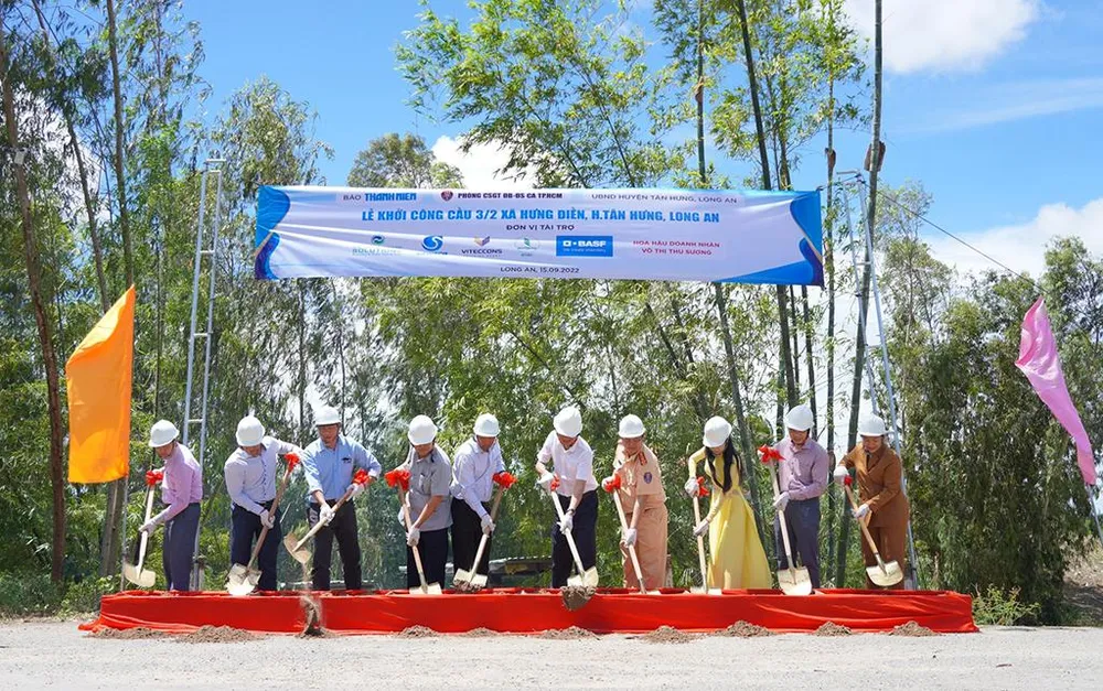 Nghi thức khởi công xây cầu