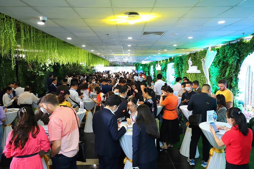 Gần 1.000 khách hàng đến tham dự và đặt mua thành công Gần 1.000 khách hàng đến tham dự và đặt mua thành công