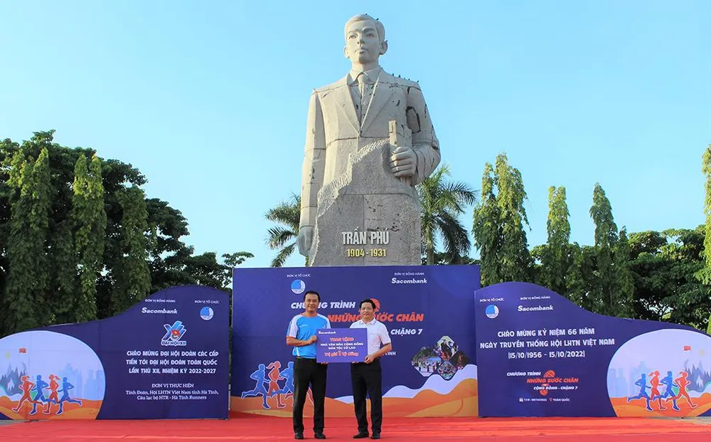 Ông Nguyễn Văn Chính - GĐ Chi Nhánh Sacombank Hà Tĩnh (bên phải) trao bảng tượng trưng công trình Nhà Văn hóa cộng đồng Cờ Lao trị giá 1 tỷ đồng cho đại diện Hội Liên hiệp Thanh niên Việt Nam. Ông Nguyễn Văn Chính - GĐ Chi Nhánh Sacombank Hà Tĩnh (bên phải) trao bảng tượng trưng công trình Nhà Văn hóa cộng đồng Cờ Lao trị giá 1 tỷ đồng cho đại diện Hội Liên hiệp Thanh niên Việt Nam.