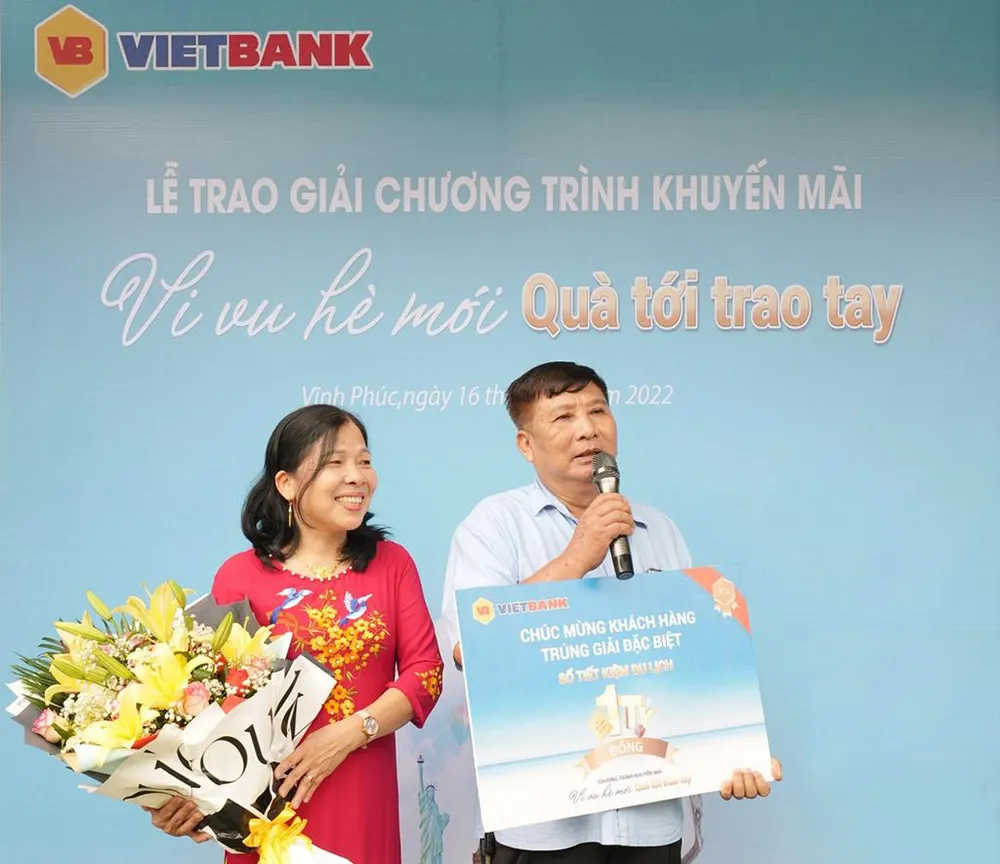 Đại diện Vietbank trao thưởng sổ tiết kiệm trị giá 1 tỷ đồng cho khách hàng Nguyễn Chí Nam.