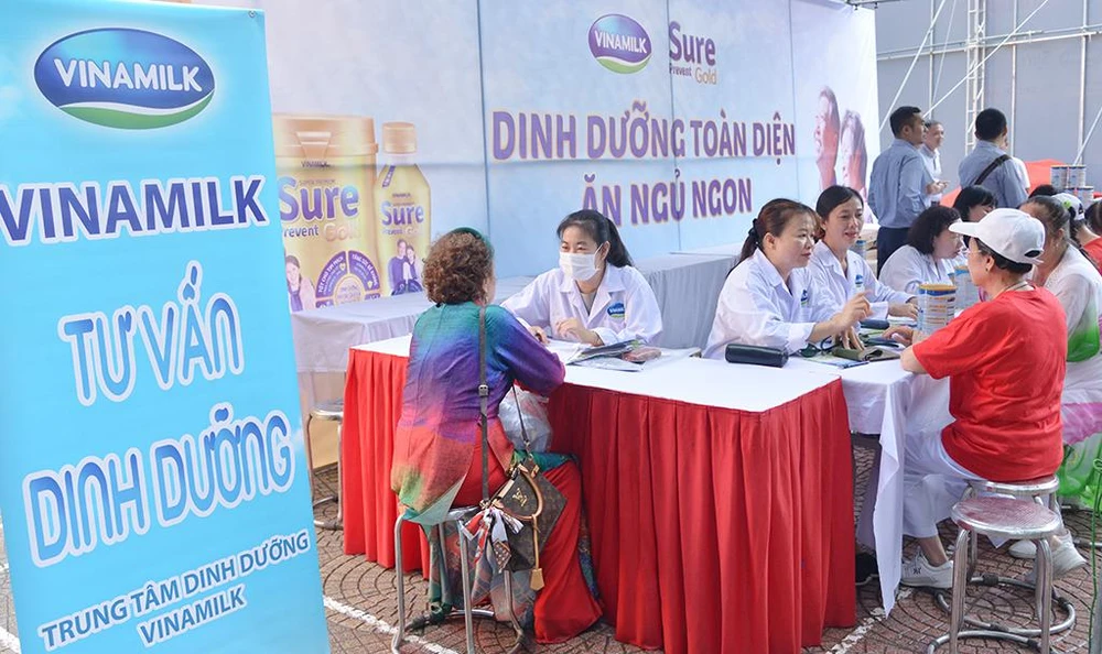 Các bác sĩ của Trung tâm Dinh dưỡng Vinamilk đo khám, tư vấn sức khỏe và chế độ dinh dưỡng cho NCT tại chương trình