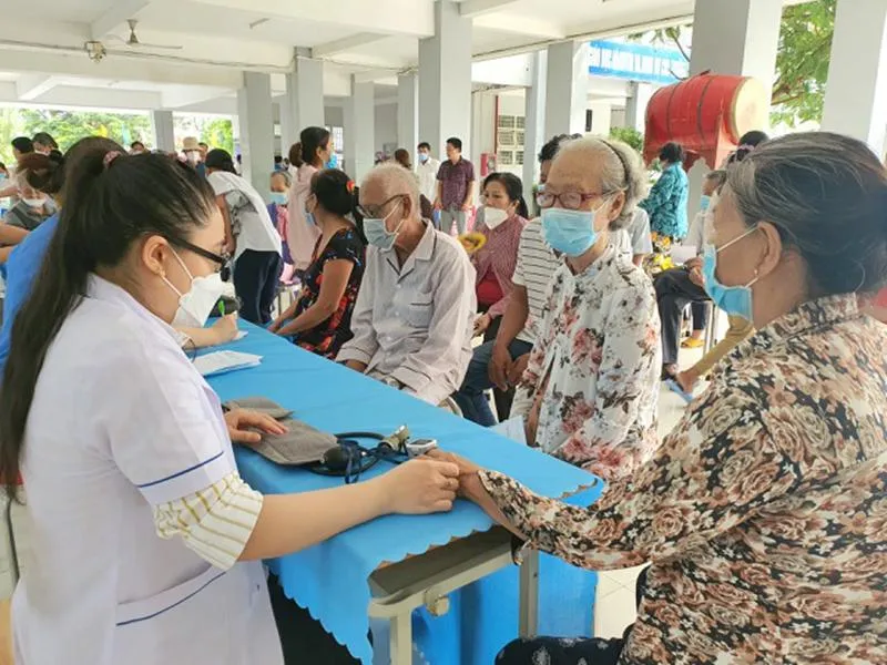 Đo huyết áp trước khi khám sức khỏe cho người dân
