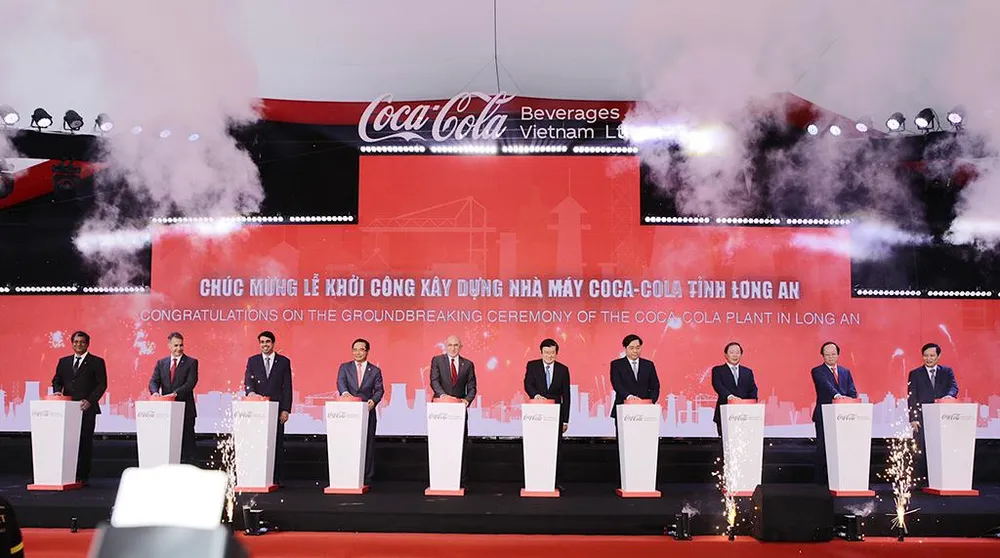 Đại diện lãnh đạo trung ươn, địa phương và lãnh đạo cấp cao Coca-Cola Việt Nam cùng thực hiện nghi thức khởi công nhà máy mới tại tỉnh Long An