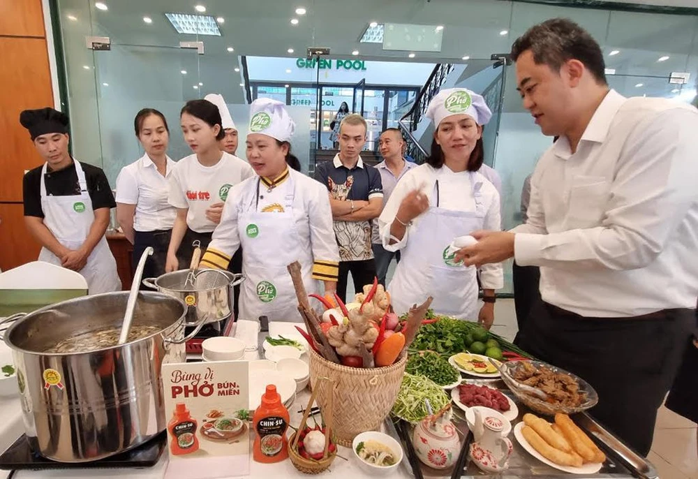 Ngay tại vòng sơ khảo phía Bắc cuộc thi “Đi tìm người nấu phở ngon”, tương ớt phở Chin-su đã xuất hiện như một phần không thể thiếu trong phần trổ tài của các đội dự thi.