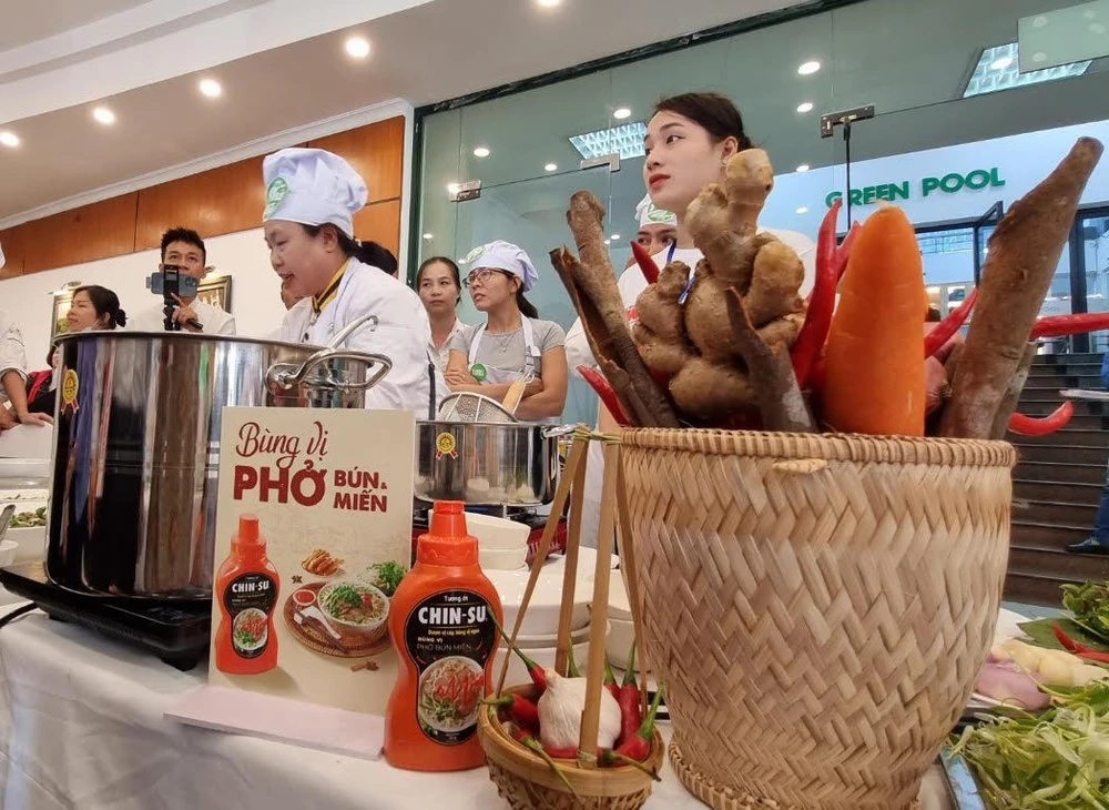 Theo đánh giá của các đầu bếp dự thi, tương ớt phở Chin-su giúp hương vị tinh túy của nước phở không bị phá vỡ mà trở nên thăng hoa khi bắt vị cùng vị cay của tương ớt Chin-su.