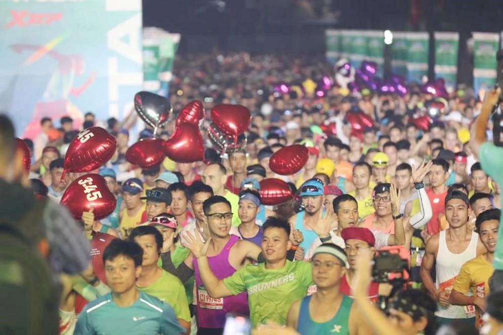 Đúng 4 giờ sáng, các VĐV cự ly 42 km xuất phát tại Quảng trường Đông Kinh Nghĩa Thục (Hà Nội)