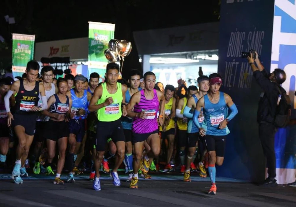 Cuộc đua gay cấn ngay ở những km đầu tiên khi 4 VĐV chuyên nghiệp là Trịnh Quốc Lượng (Bộ đội Biên phòng), Đỗ Quốc Luật (Bộ đội Biên phòng), Đào Minh Chí (Bộ đội Biên phòng) và Phạm Tiến Sản (Bắc Giang) chủ động tách top, bỏ xa các VĐV còn lại. Phạm Tiến Sản đến khoảng km thứ 5 bắt đầu tụt lại và để Trịnh Quốc Lượng, Đỗ Quốc Luật và Đào Minh Chí thay nhau dẫn đầu trong khoảng 10 km tiếp theo.