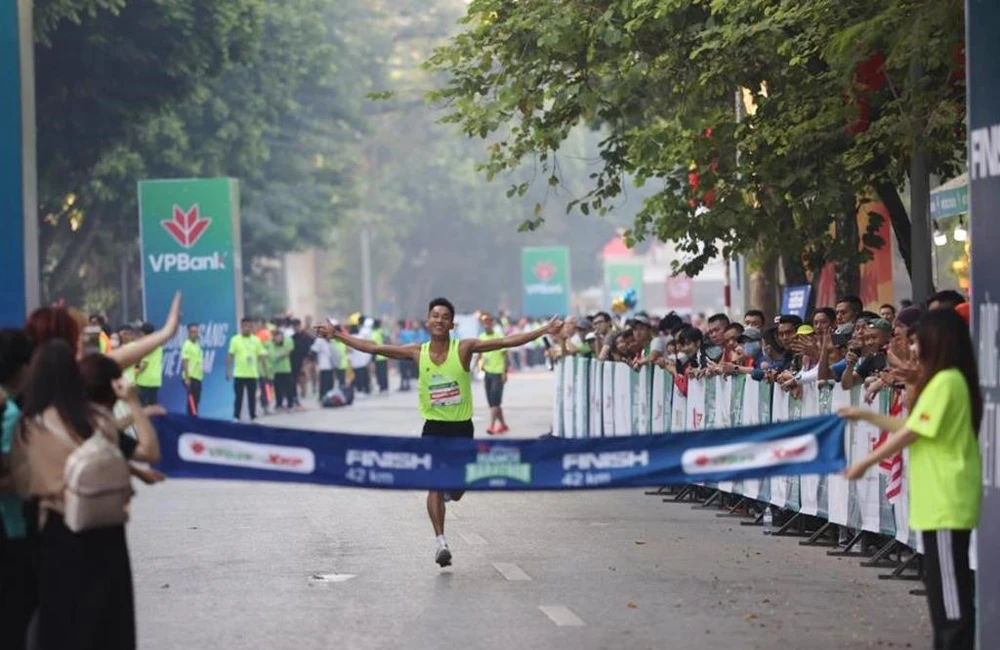 “Chiến thắng hôm nay nằm ngoài sự mong đợi của tôi. Anh Đỗ Quốc Luật không chỉ là đồng đội tập luyện với tôi hàng ngày mà còn là người anh tôi rất kính trọng. Cách đây 3 tuần, anh ấy đã vượt qua tôi tại một giải chạy vì thế tôi có chút áp lực, nhưng áp lực cũng tạo ra động lực để tôi cố gắng hôm nay”, Trịnh Quốc Lượng chia sẻ.