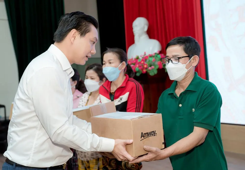 Những suất quà thiết thực phần nào san sẻ khó khăn cho bà con Đà Nẵng.